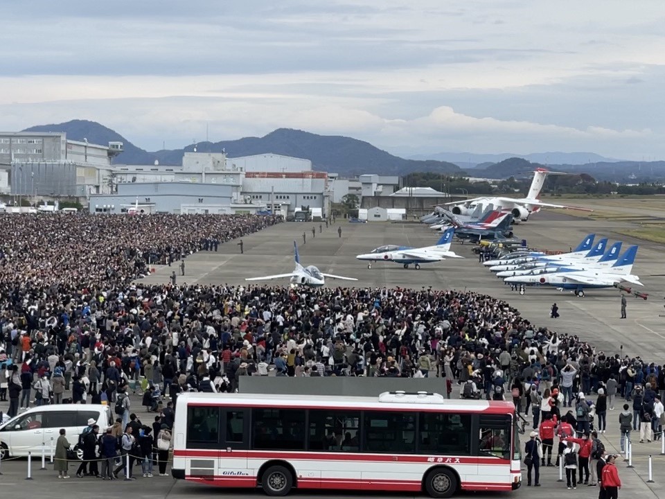 岐阜基地航空祭で基地から発進するブルーインパルス