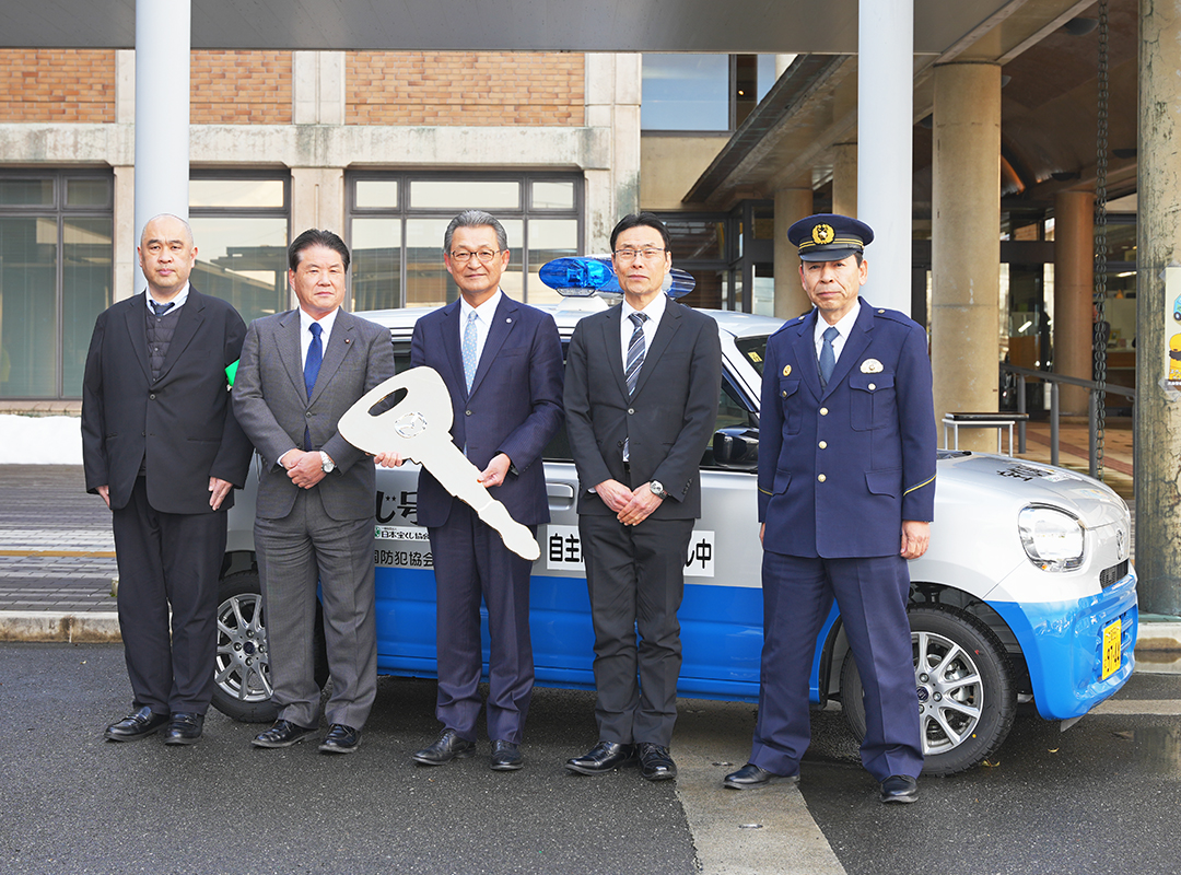 高島市防犯自治協議会青色回転灯防犯パトロール車贈呈式・出発式の様子