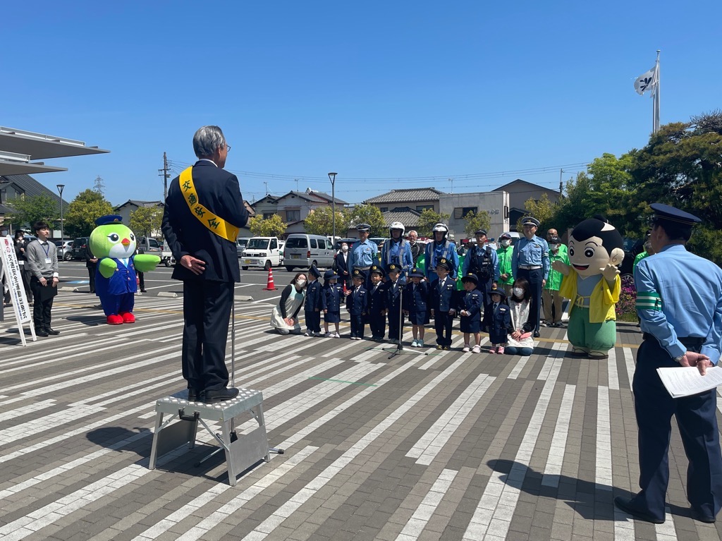 春の全国交通安全運動出発式で参加者に挨拶をする福井市長