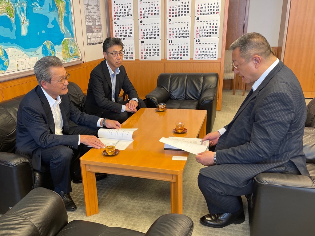 川嶋整備計画局長に要請内容を説明する福井市長
