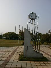 今津宮の森公園に設置された時計の写真