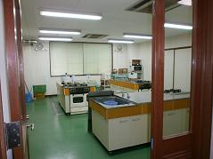 調理台が設置された調理実習室の全体写真