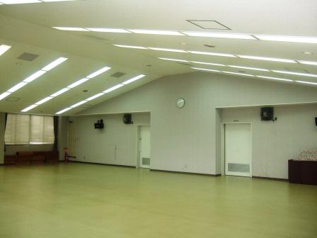 天井の照明が明るく広々とした軽運動室の写真