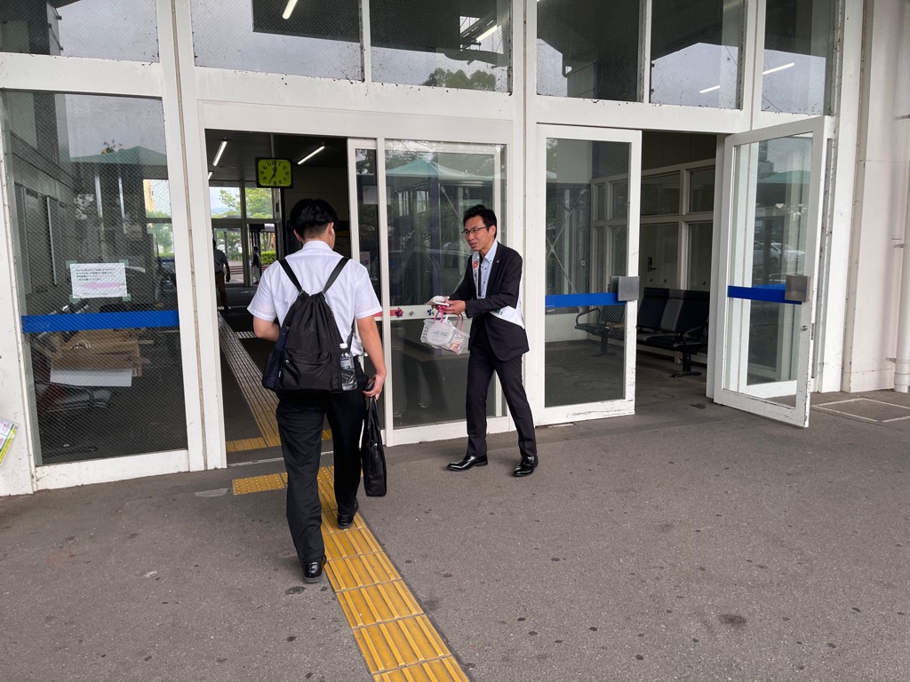 JR安曇川駅での啓発活動の様子