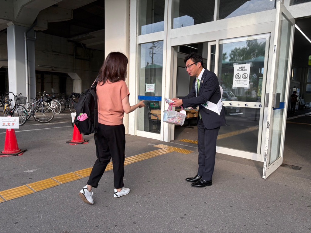 JR安曇川駅での啓発活動の様子