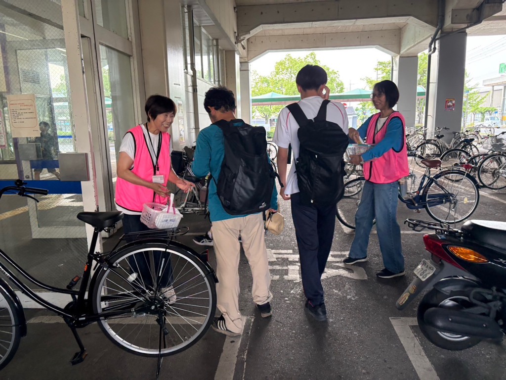 JR安曇川駅での啓発活動の様子 2枚目