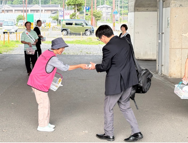 JR近江高島駅での啓発活動の様子