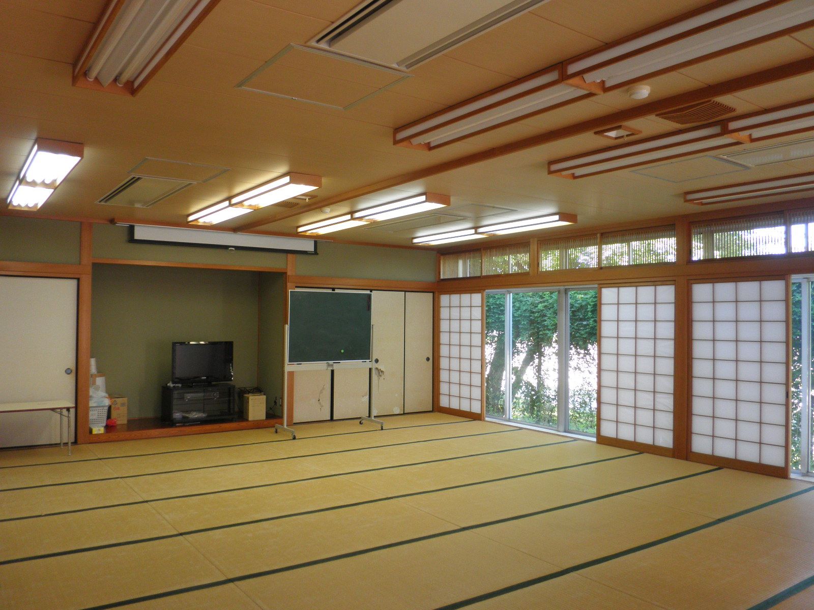 畳の敷かれた和室で、右側の障子が開けられ窓ガラスから明るい光が差し込んでいる講習室の写真