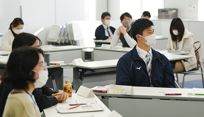 先輩職員の講演を熱心に聴く若手職員たち