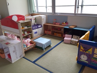 窓があり沢山のおもちゃが設置された畳の支援室の写真