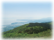 山の奥に広がる雄大な琵琶湖を山頂から撮影した写真