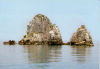 湖の水面から大きな岩が2つ顔を出している写真