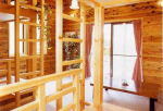 二段ベッドが2つ置かれている木目調の内装のバンガローの内観写真
