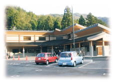 L字型の建物で2階建ての道の駅「マキノ追坂峠」の外観写真