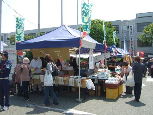 多くの出店が並び、たくさんの来場者でにぎわっている吹田産業フェアに出店している高島市の出店の写真