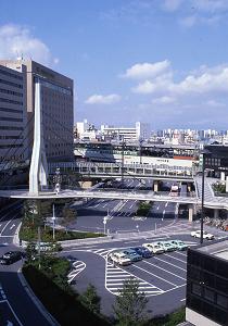 高いビルなどが立ち並ぶ京阪守口市駅前の通りの写真