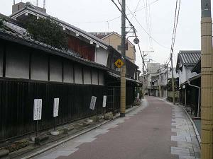古い建物や塀などが立ち並ぶ京街道の写真