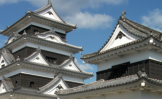 大洲城の天守閣と台所櫓の写真