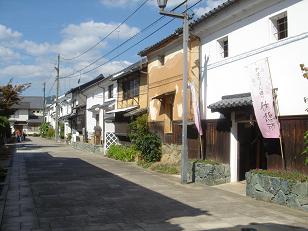 石造りの道路添いに江戸時代から残る建物が並ぶおはなはん通りの写真
