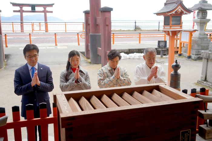 出演者たちが参拝しているようす