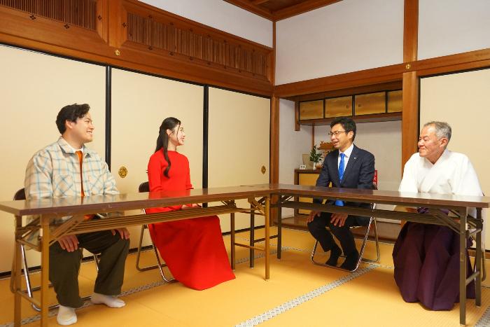 出演者たちが市長や宮司と対談しているようす