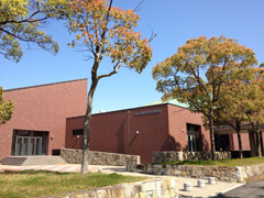 レンガ調の壁に屋根が斜めにデザインされた藤樹の里文化芸術会館の建物外観の写真