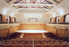 舞台に照明が当たり、左右2階に客席が設けられているホール舞台の写真