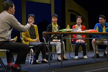 並んで座っている3名の女性と1名の男性が左側の男性の話を聞いている写真