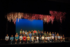 ステージ上に前列の出演者が片膝を立てて座り後列以降は立っている劇終了後の集合写真
