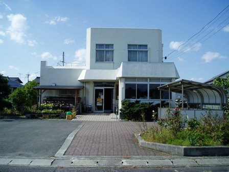 白を基調とした四角い建物で、正面に花壇がある今津浜分コミュニティセンターの写真