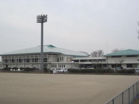 白の外壁に緑の屋根で2階建てのマキノ公民館の写真