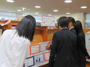 展示作業中の様子