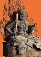 右手に利剣、左手に羂索を持って座禅を組んでいる仏像の写真