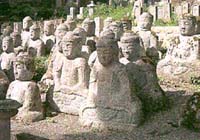 多くの石仏が建っている四十八体石仏群の写真