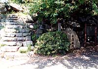 大溝城跡と彫られた石碑が建ち、石垣に囲まれた大溝城跡の写真