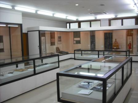 ガラスケースや展示ボードに中江藤樹の遺品や遺墨、藤樹書院に伝わる漢籍などが収蔵・展示されている第1展示室の写真