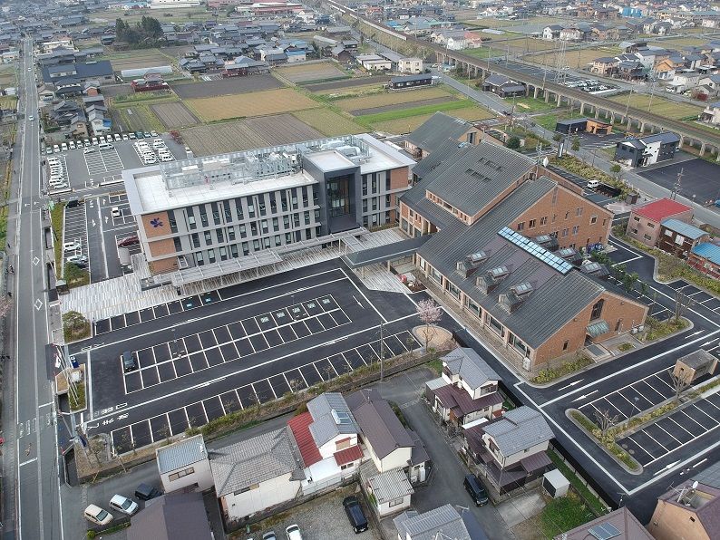本館の工事が完了した市役所の全体をドローンで上空から撮影した写真