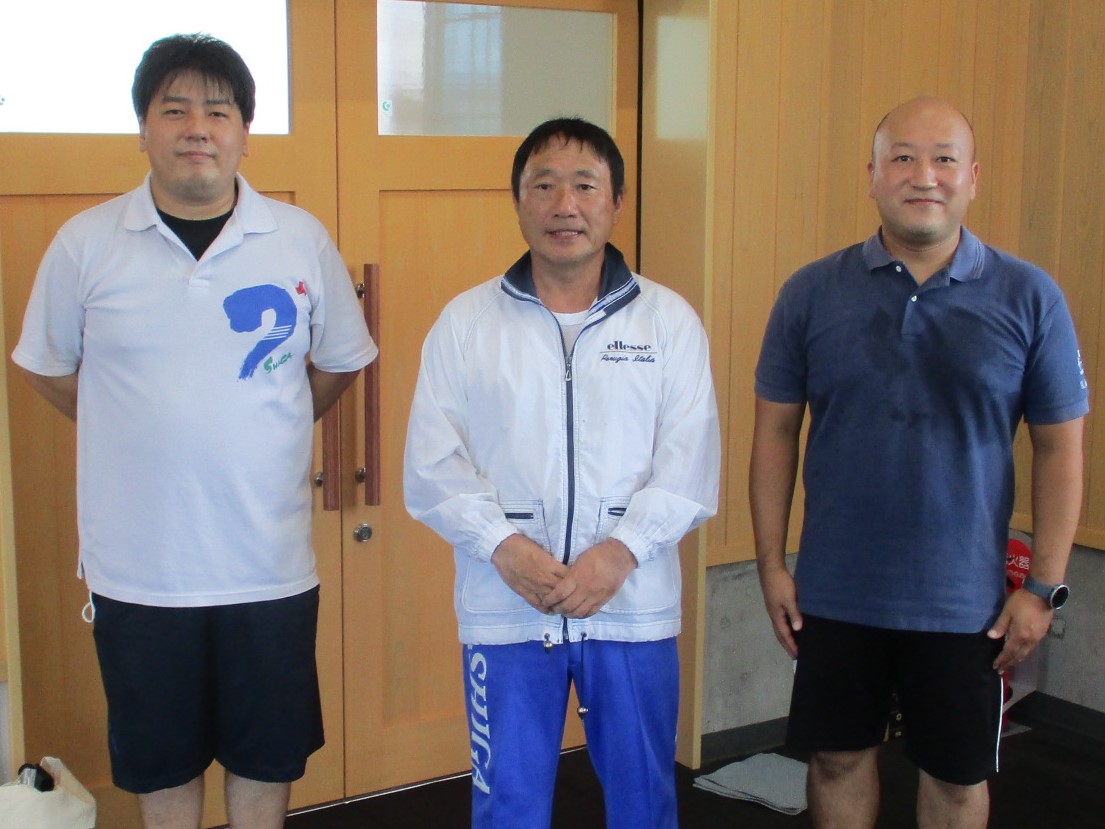 安曇川高校ウエイトリフティング部OBの清水先生と西沢先生の2名と西村さんが横一列に並んでいる写真