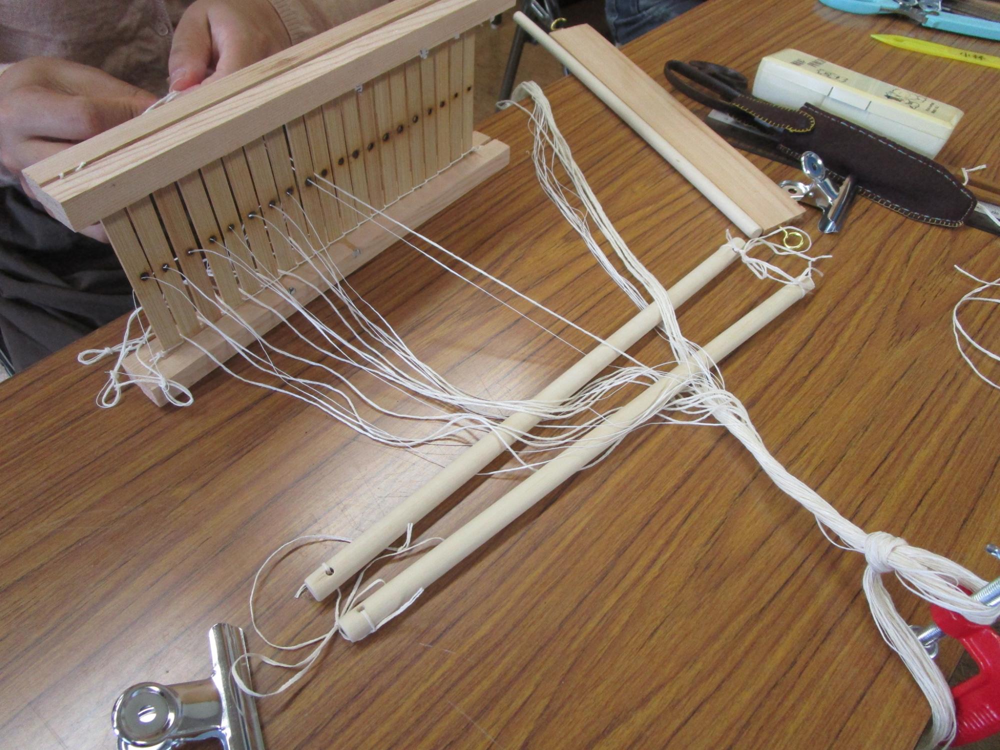 筬に経糸を通す