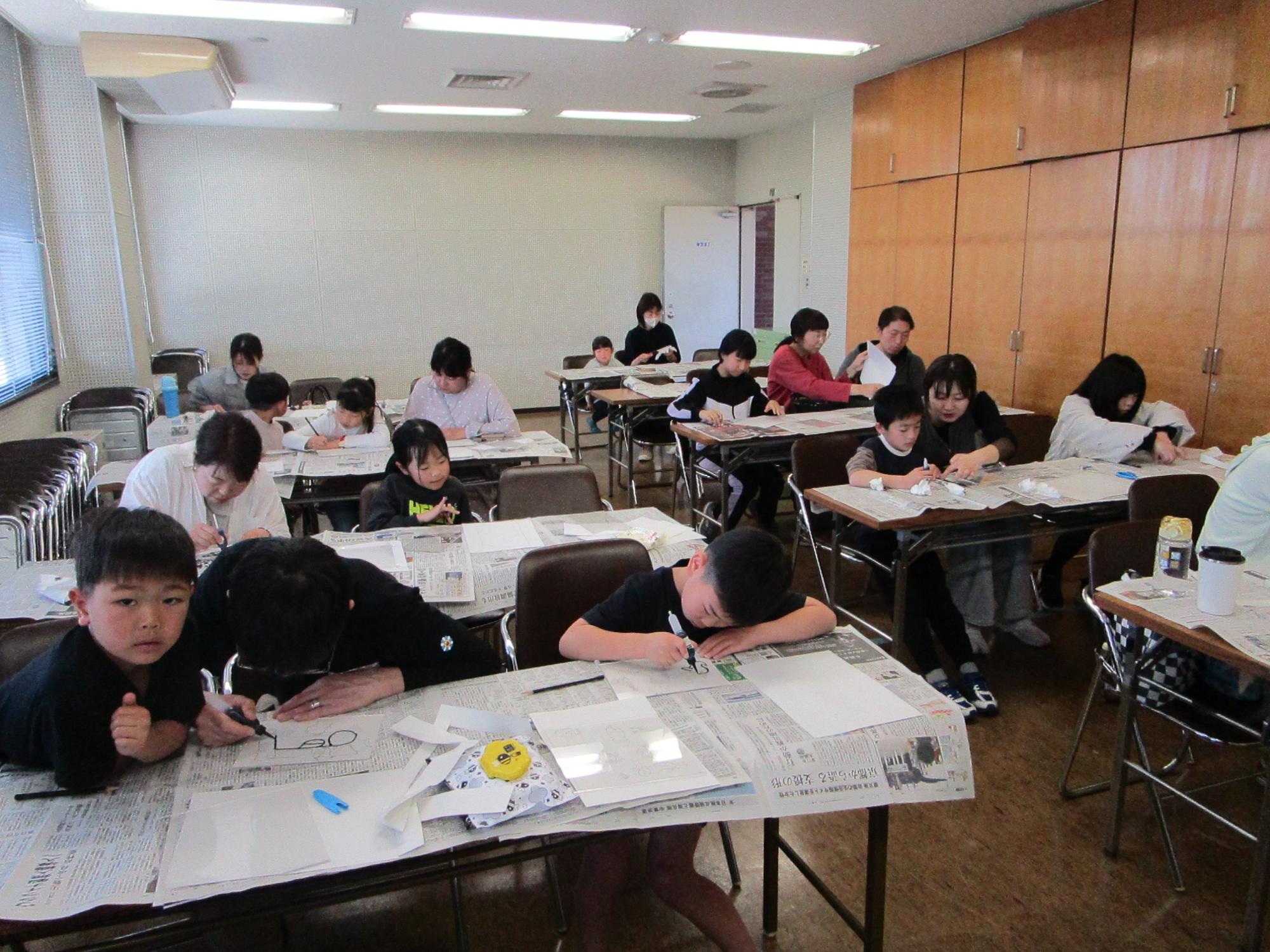 かざろう（ステンドグラス）の活動の様子