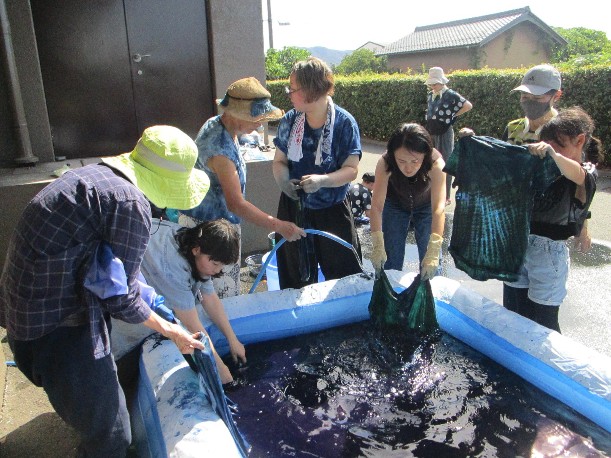 かざろう（藍染）の活動の様子